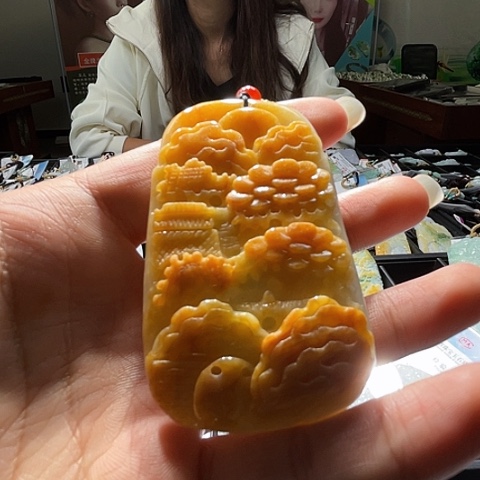 翡翠未镶嵌颈饰一个