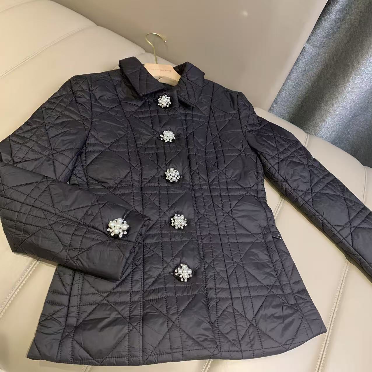 “黑天鹅”典藏系列新款轻薄冬季棉服珍珠扣翻领修身透气棉服