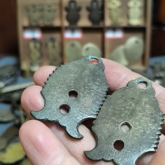 君***巅硅胶铜件一对，包浆自然