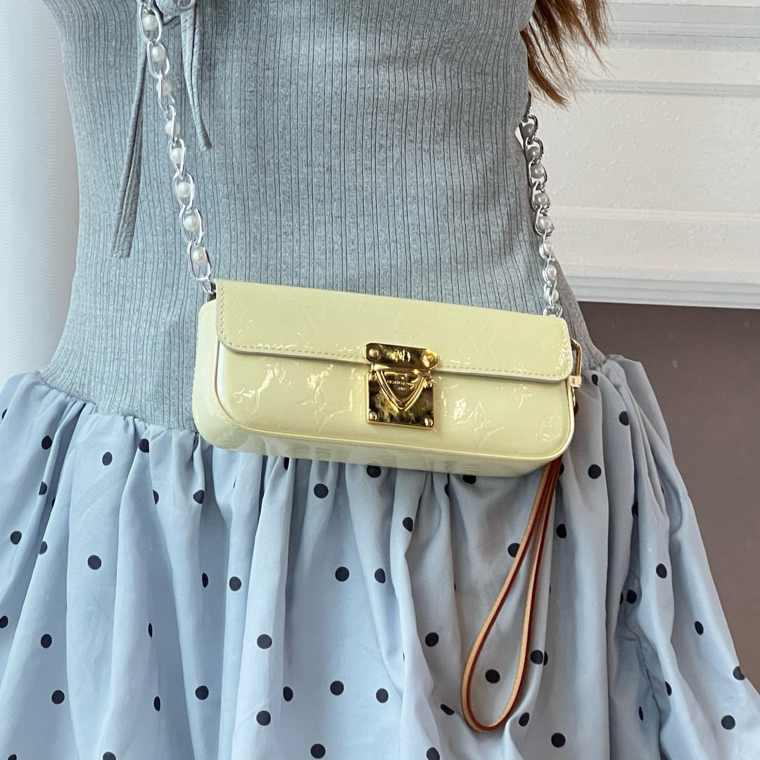 95新 LV lv奶黄漆皮盒子手拿包