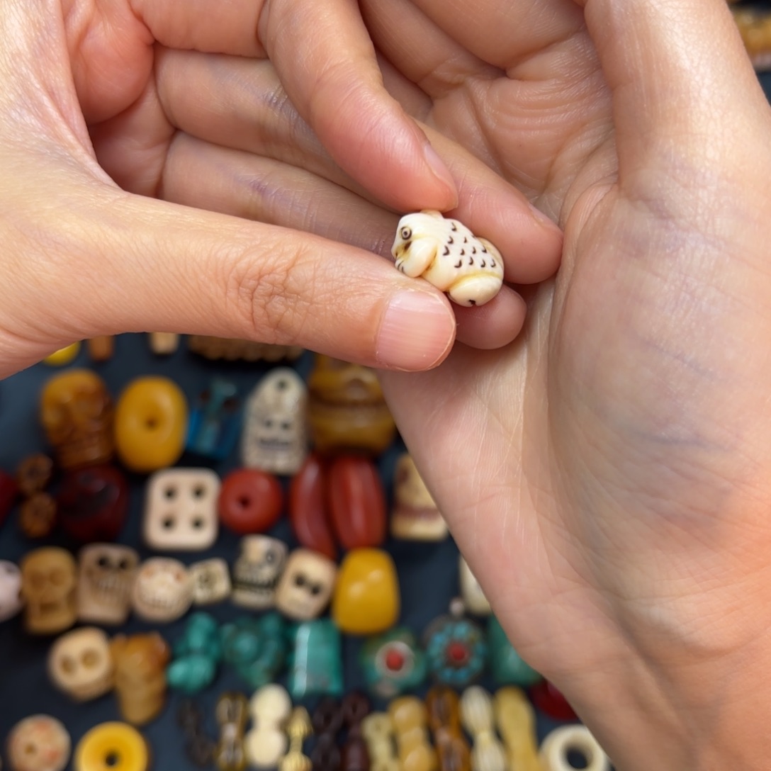 徐*人配饰在墙外一道白色屏障