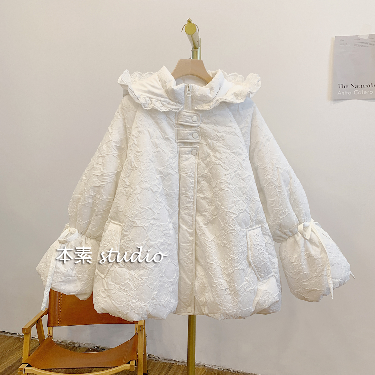 奶芙C3045夹棉浮雕纹系带蝴蝶结蕾丝边连帽棉衣