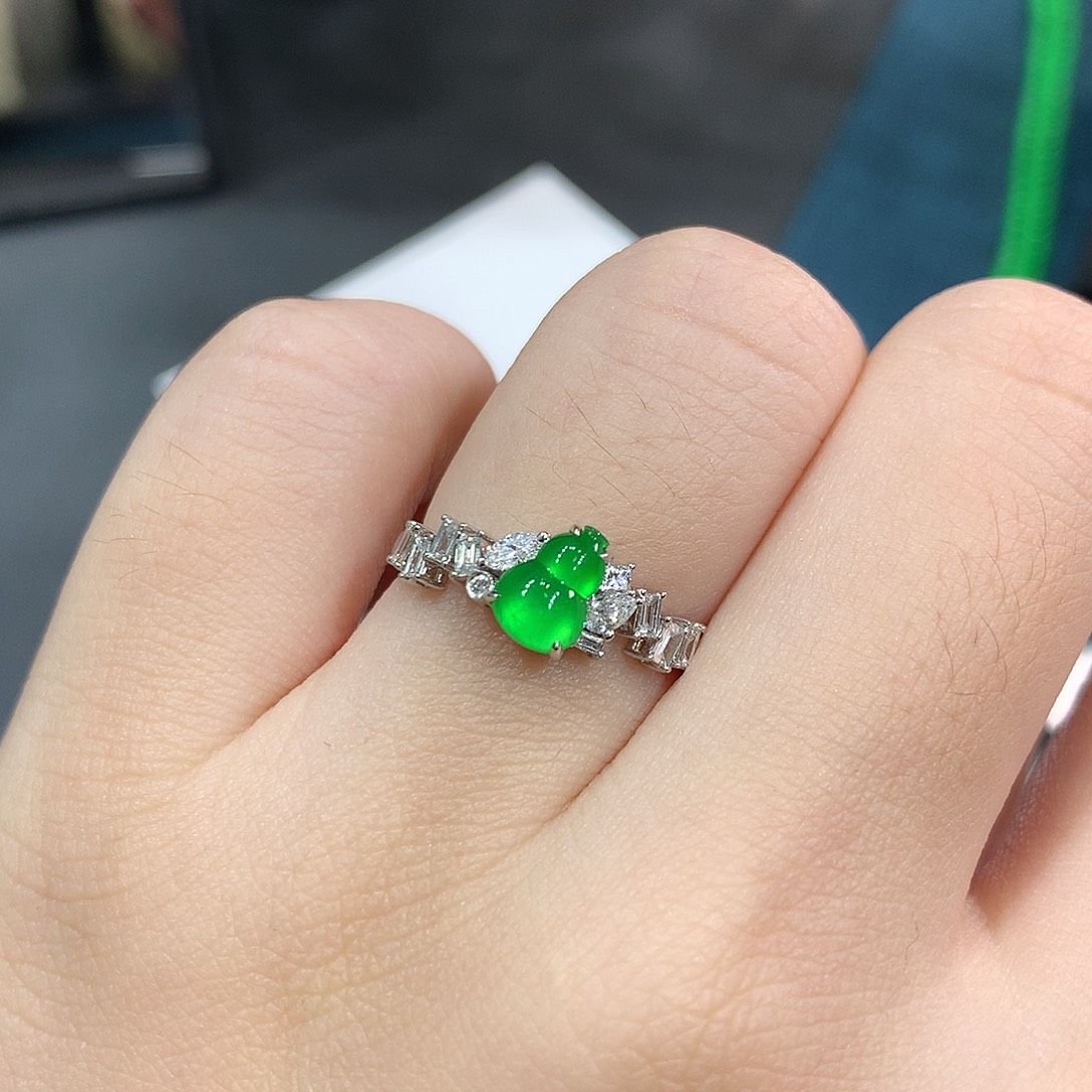 歪***杨翡翠18K金镶嵌颈饰龙石绿炸光葫芦戒指 48小时鉴赏期