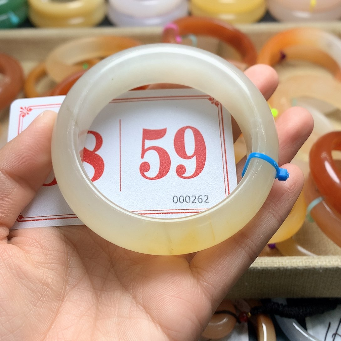 未镶嵌石英质玉（黄龙玉）手镯