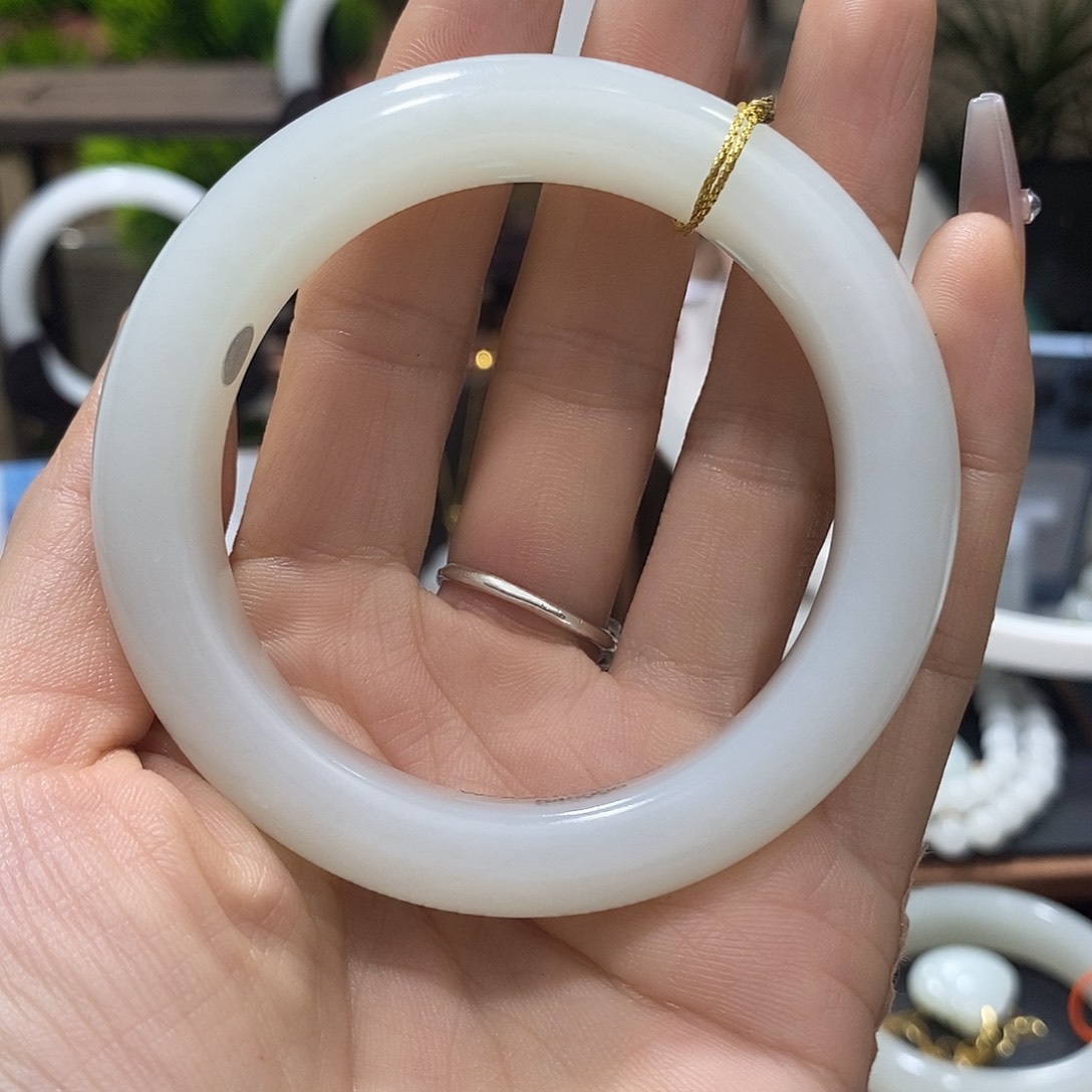 和田玉未镶嵌手镯