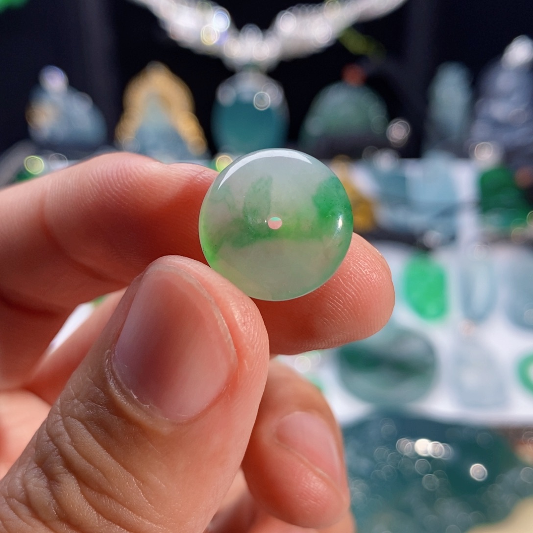 翡翠颈饰未镶嵌飘绿小扣子