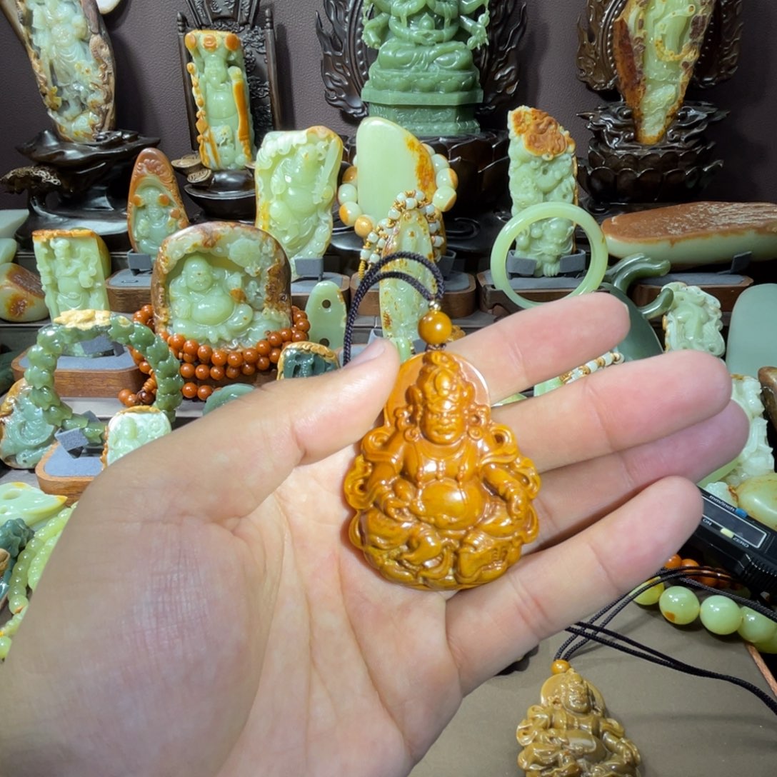 透闪石质玉黄财神吊坠未镶嵌
