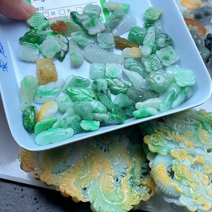 游***鱼翡翠未镶嵌颈饰翡翠