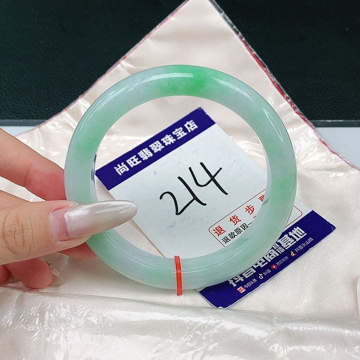 翡翠手镯未镶嵌翡翠12
