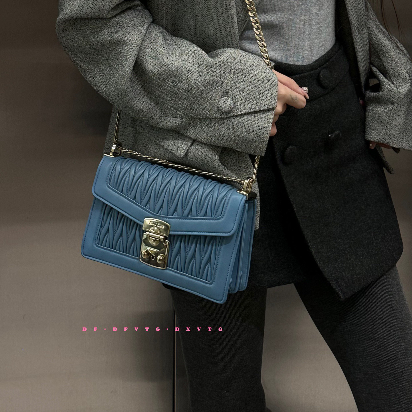 95新 MIU MIU/缪缪 miumiu 蓝色翻盖斜挎包