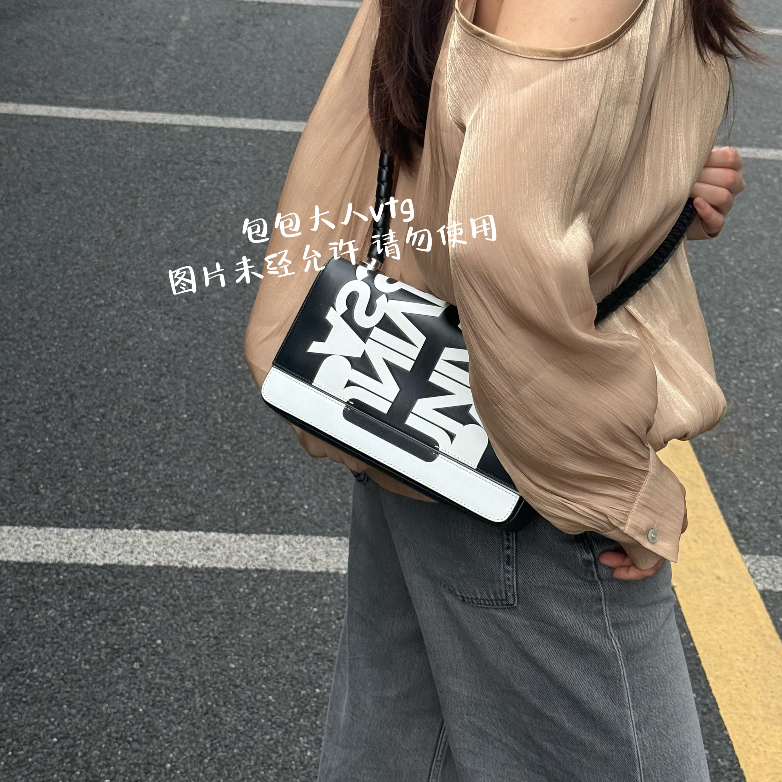 99新 BURBERRY/博柏利 全皮限定涂鸦单肩包