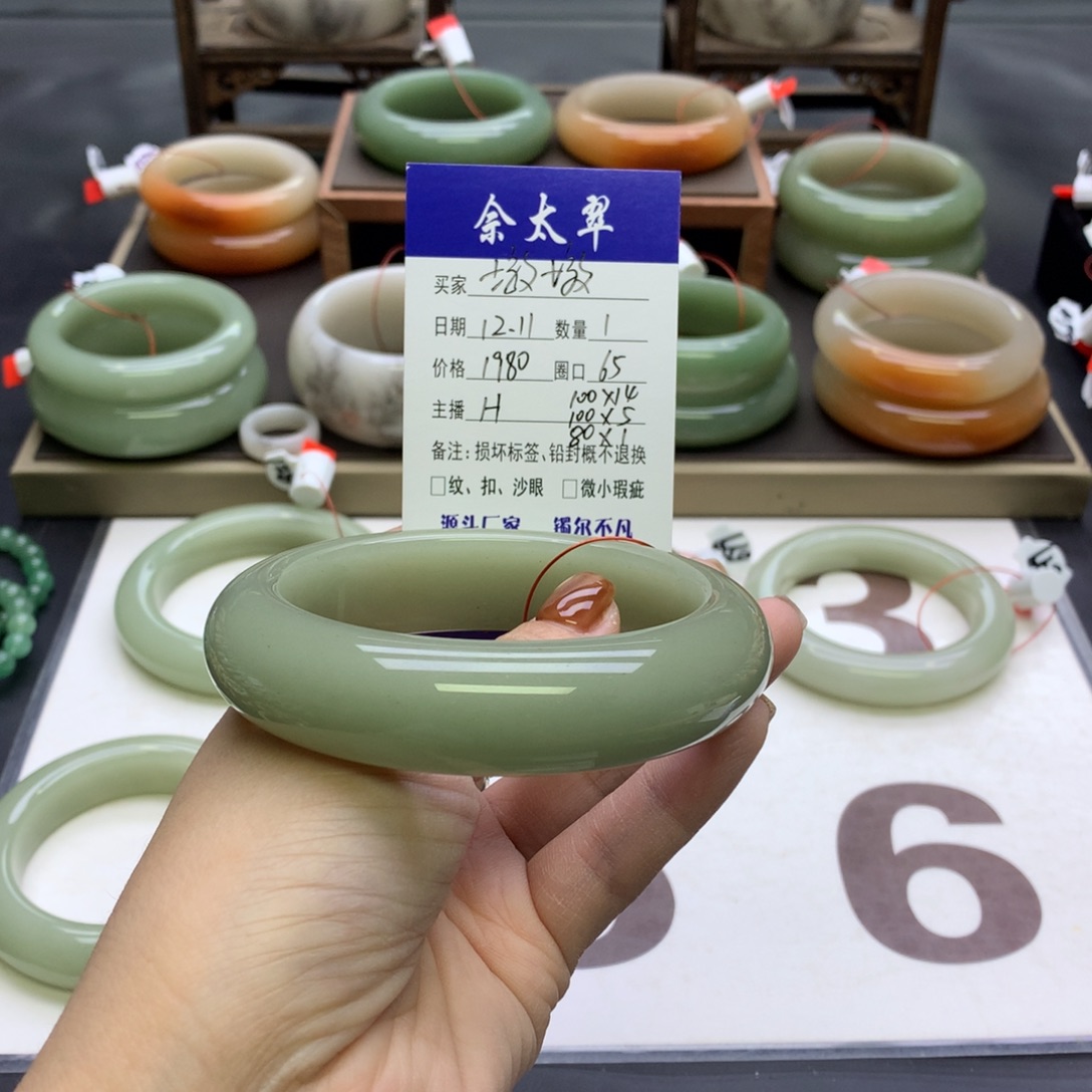 墩***墩石英质玉未镶嵌手镯