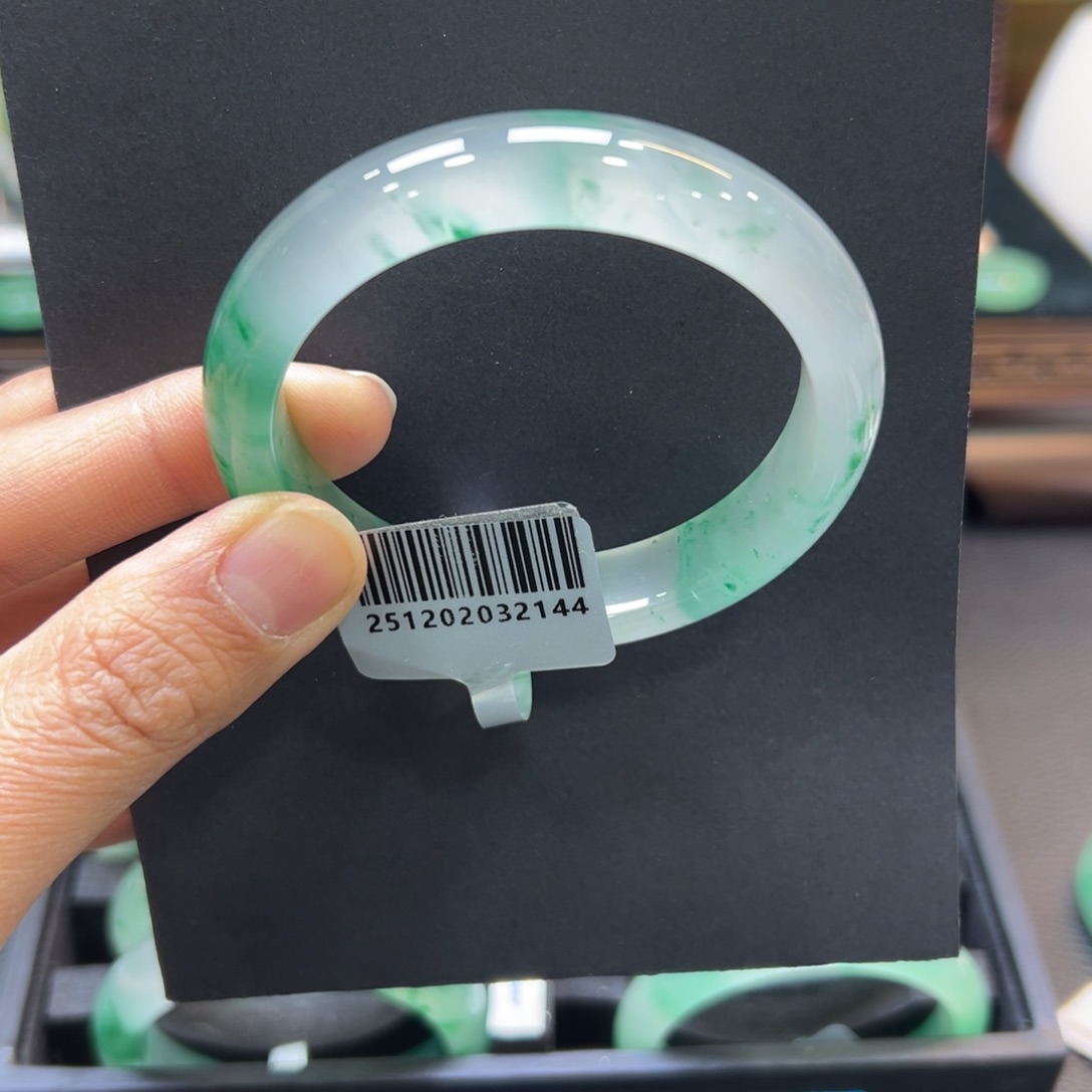 A***步石英质玉未镶嵌手镯