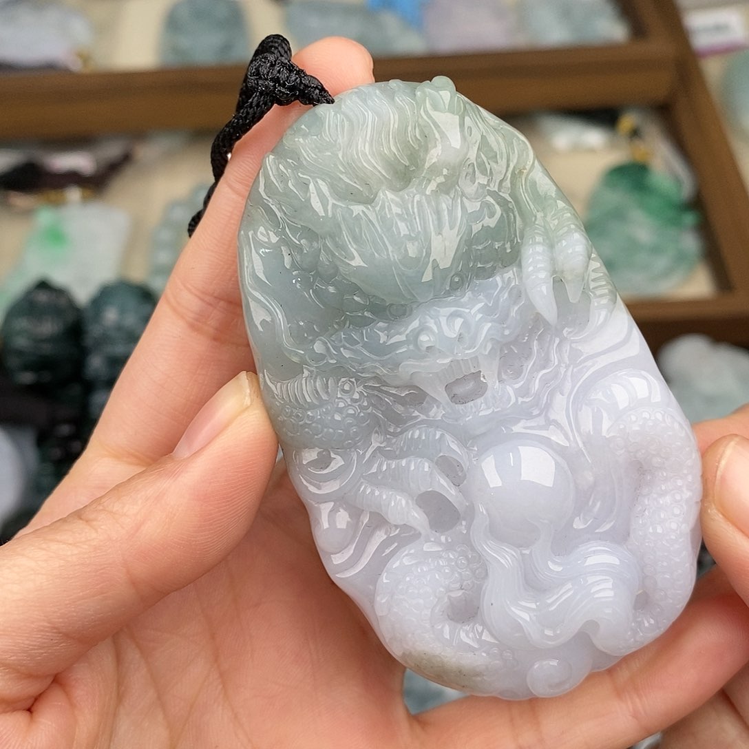 翡翠颈饰未镶嵌吕一