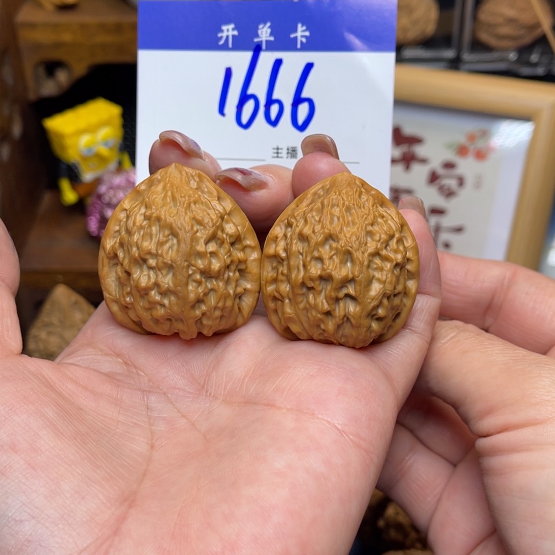 桃核把件金牛35李。   