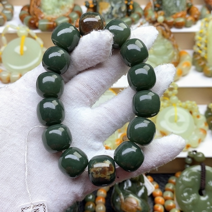 手串未镶嵌透闪石质玉君**慦