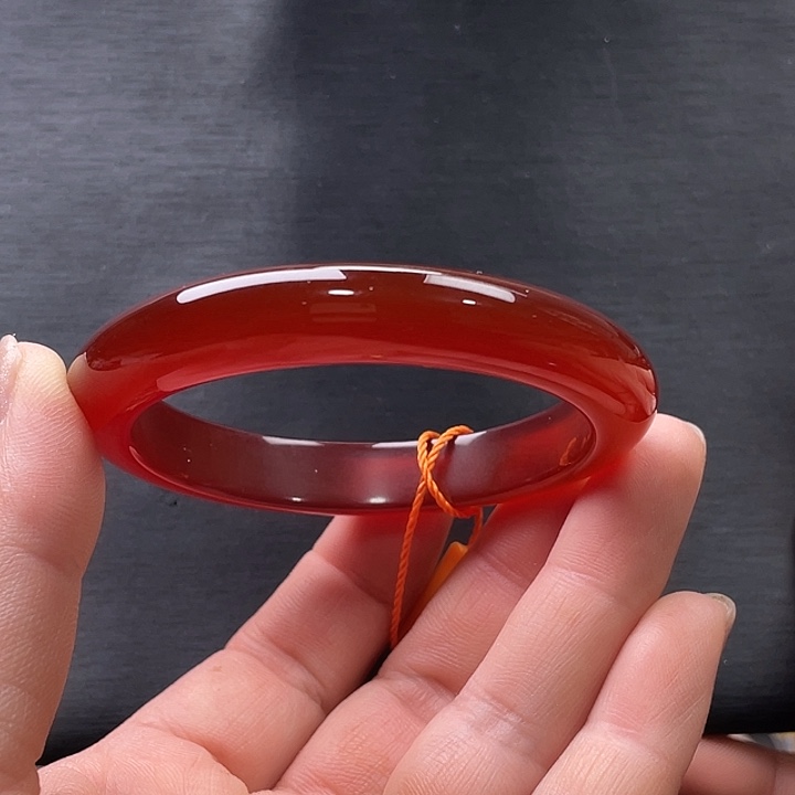 兔****玛瑙/玉髓未镶嵌手镯