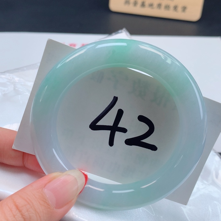 翡翠手镯未镶嵌冰