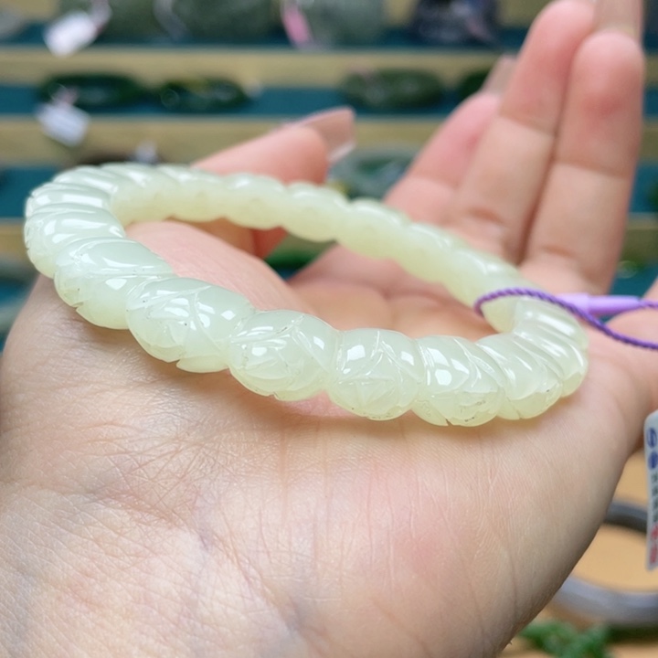 和田玉手镯57+圈口。编号61未镶嵌