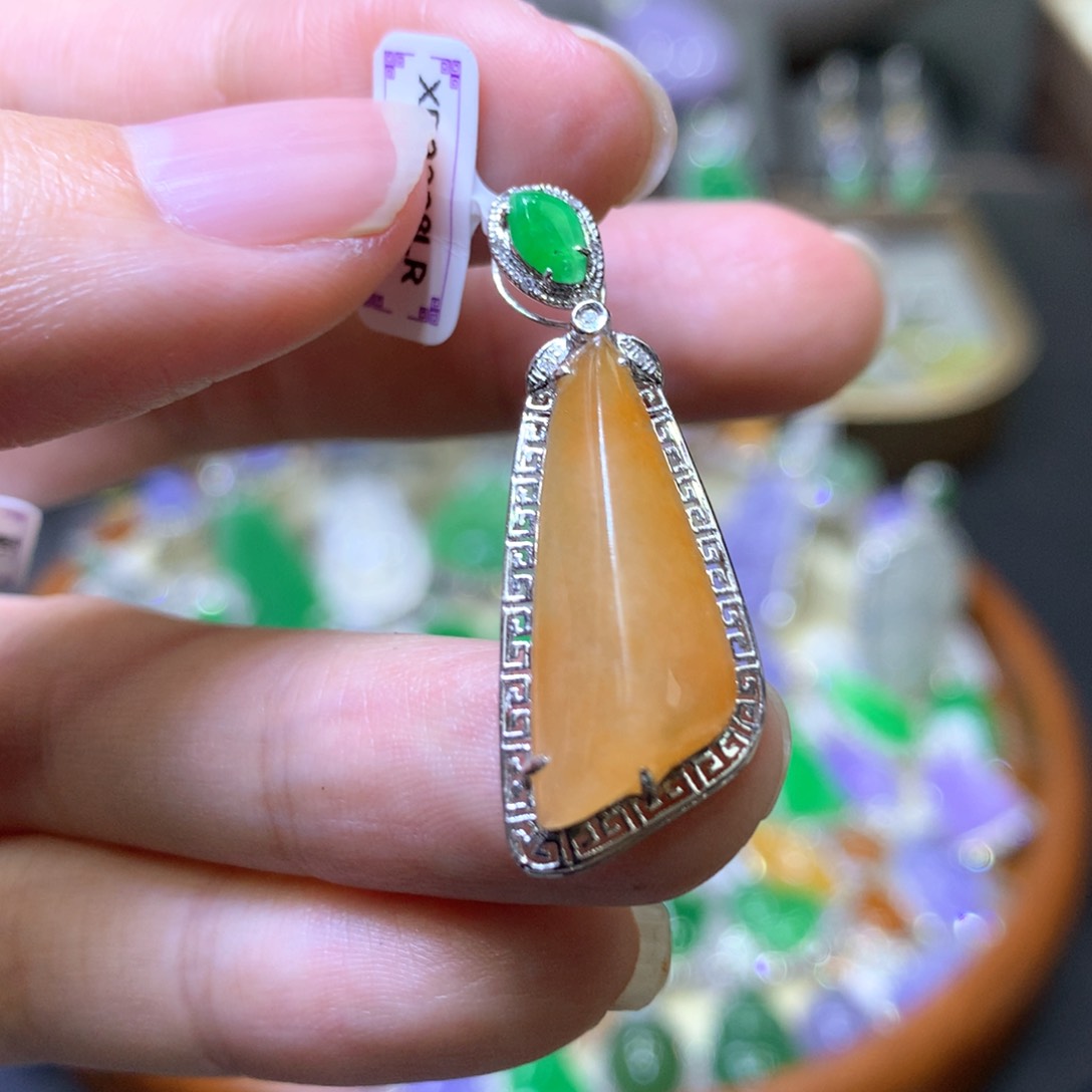 【闪购商品】翡翠颈饰18K金镶嵌翡翠吊坠项链