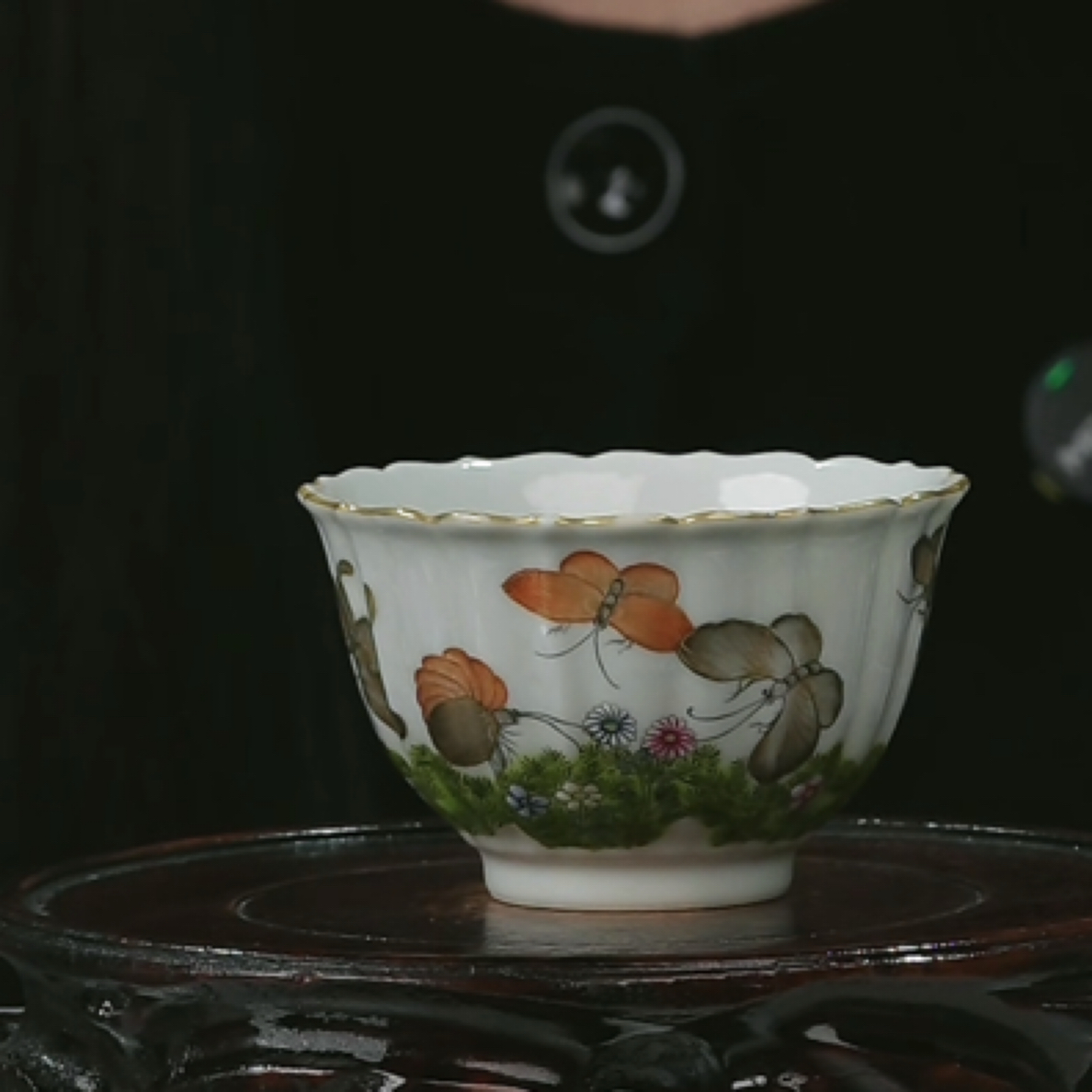 Y粉彩蝶恋花纹葵口杯