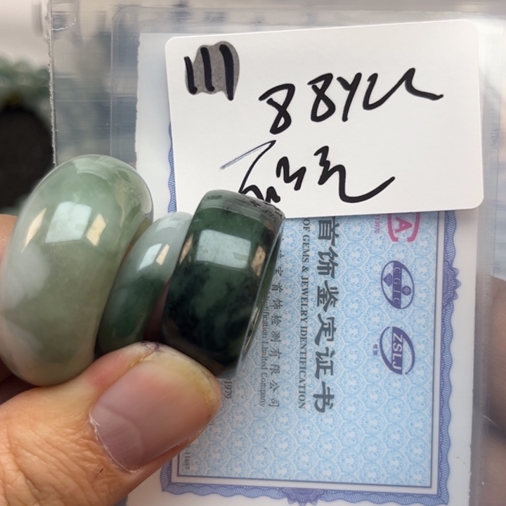 翡翠戒指未镶嵌不****女