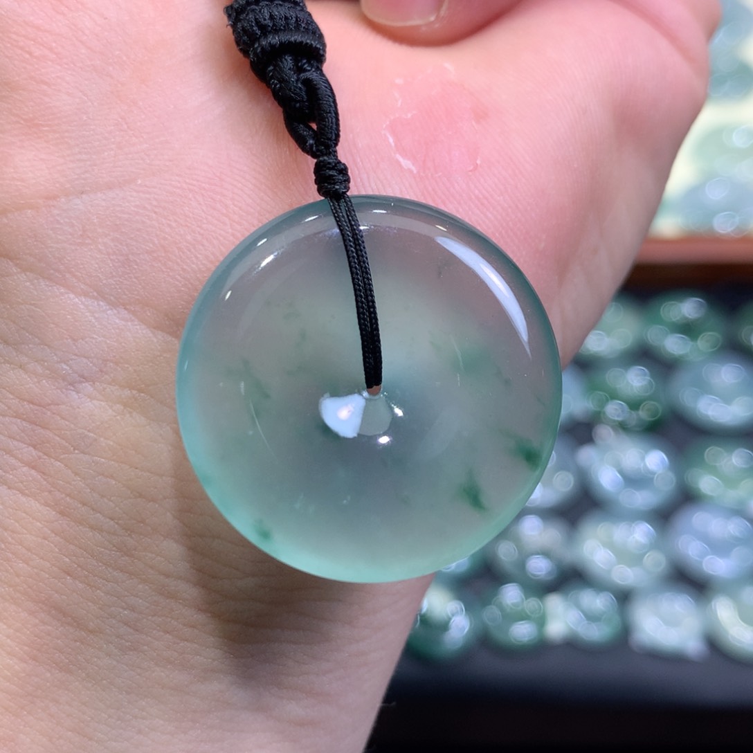 翡翠颈饰未镶嵌平安扣