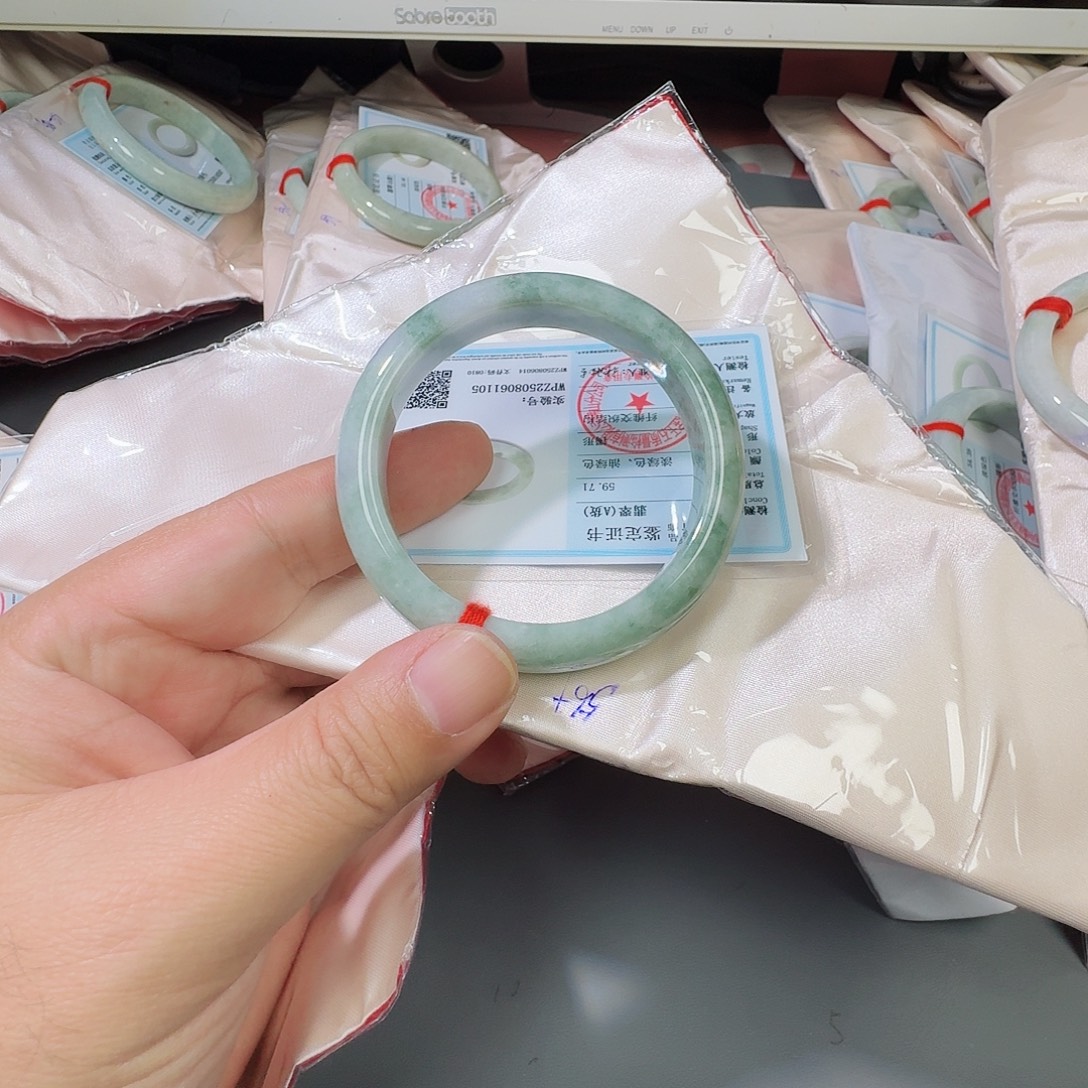 翡翠未镶嵌手镯aaaaa