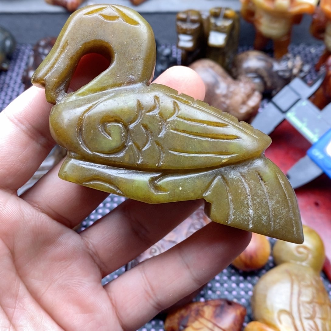 蛇纹石玉未镶嵌颈饰