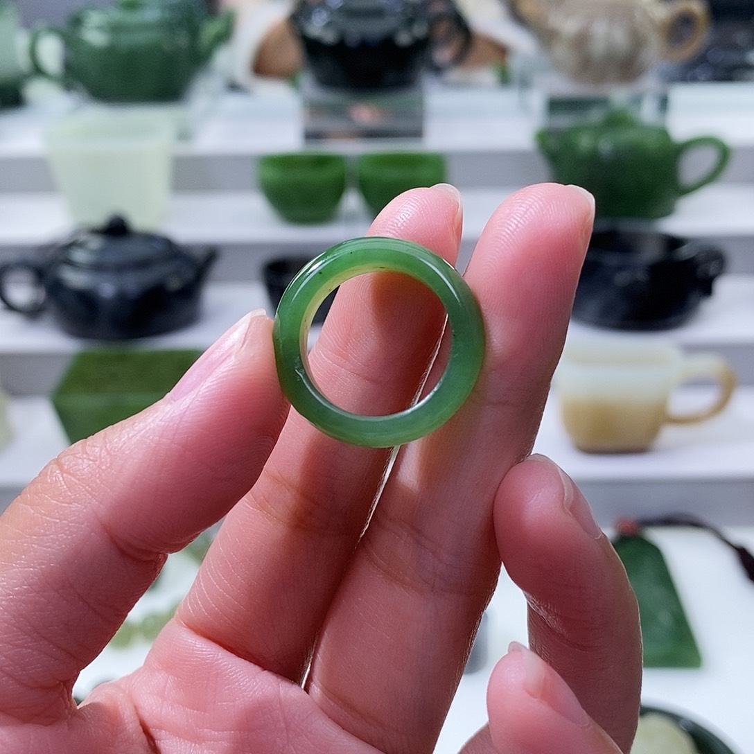 居***居和田玉未镶嵌挂件戒指