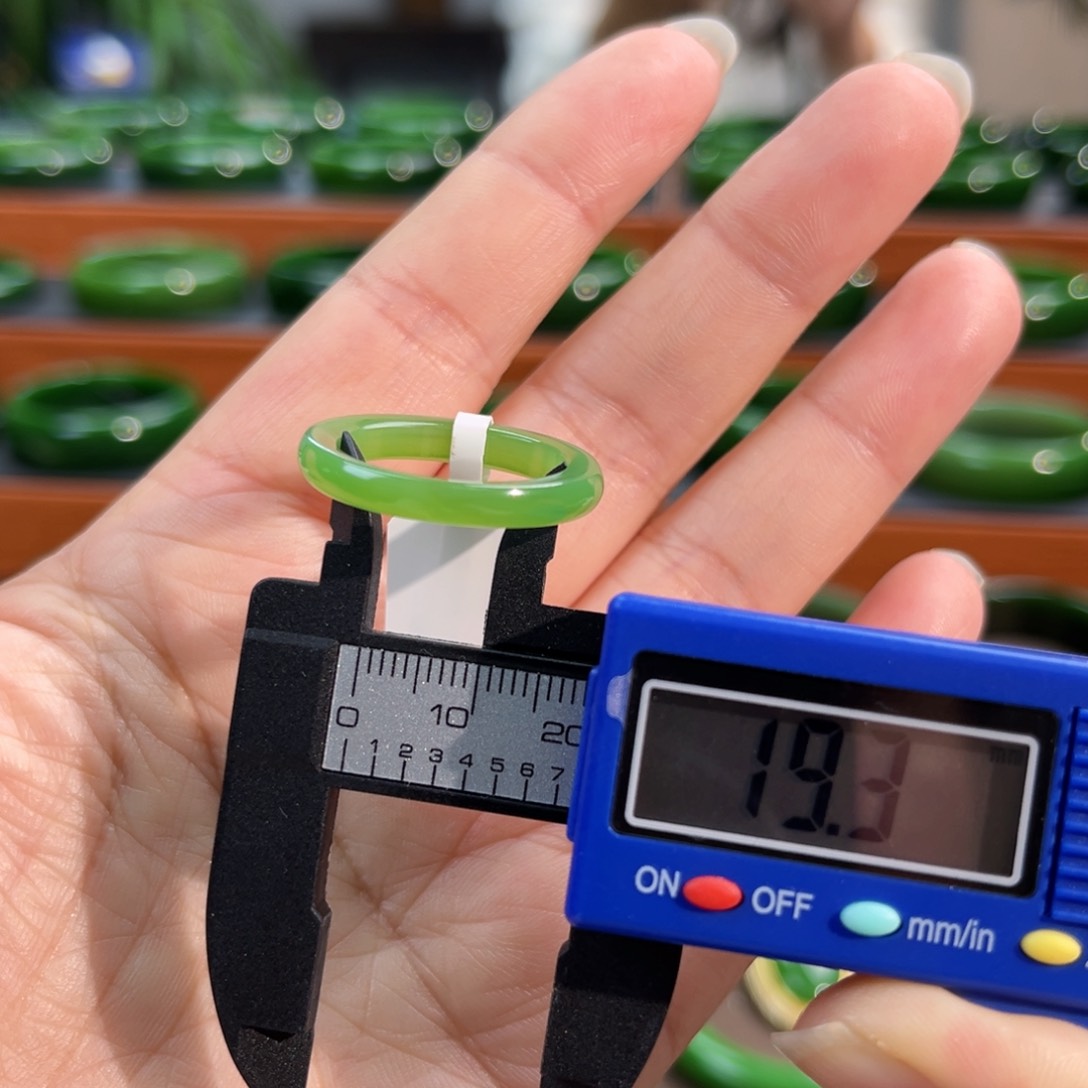 未镶嵌戒指和田玉（碧玉）