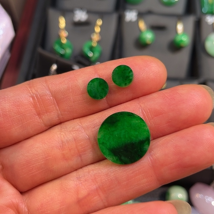 俊***俊翡翠未镶嵌耳饰无事牌