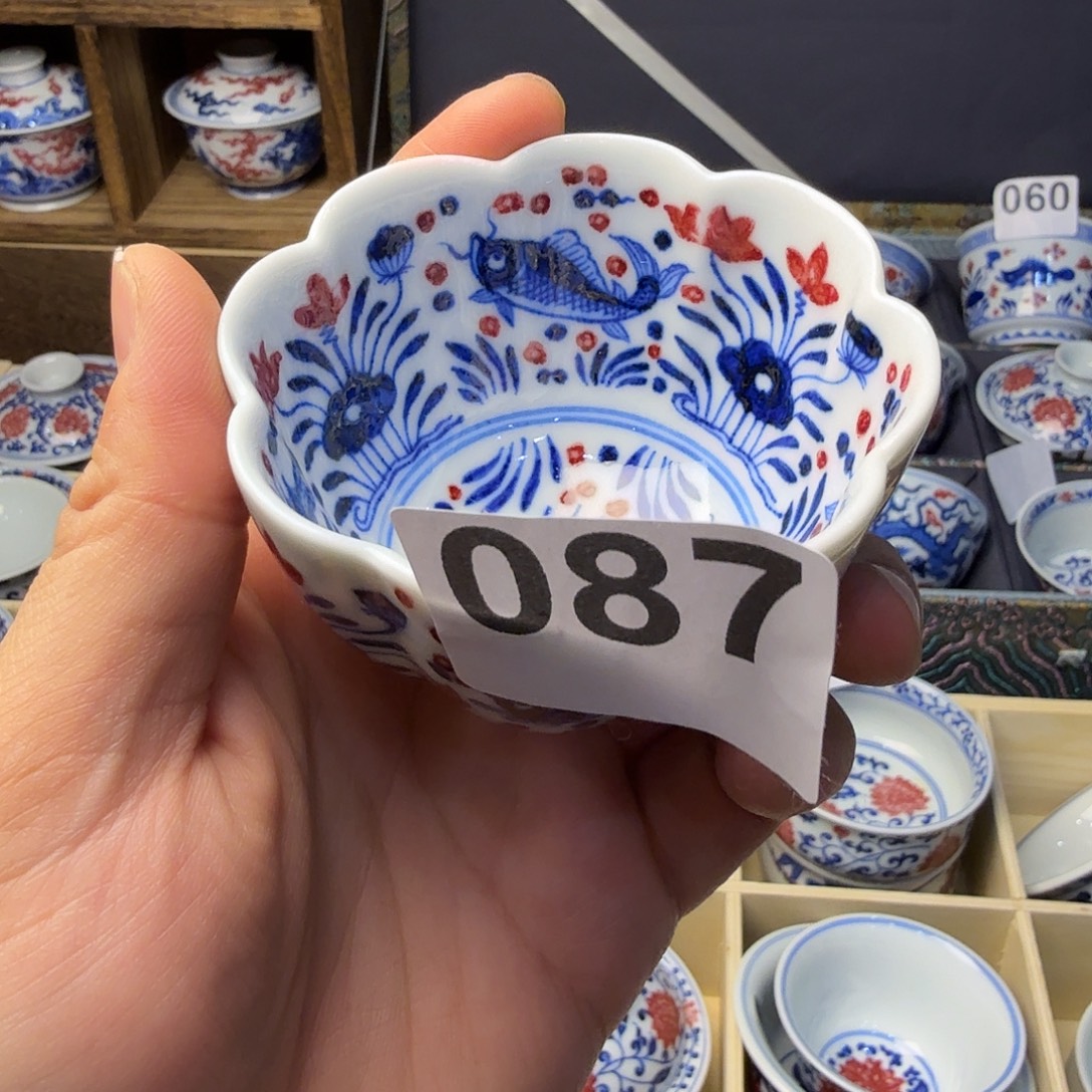 釉里红鱼藻花口杯