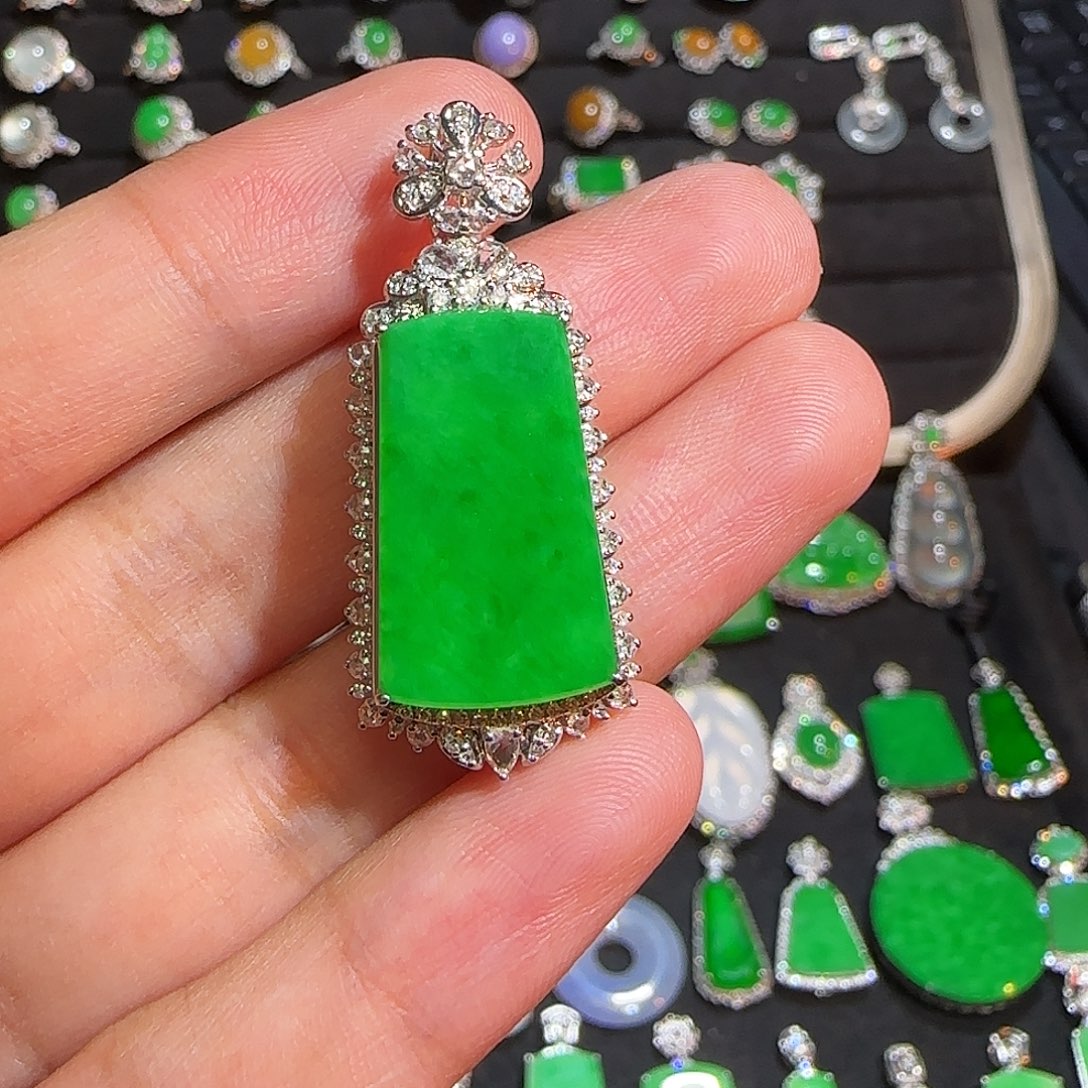 翡翠18K金镶嵌颈饰