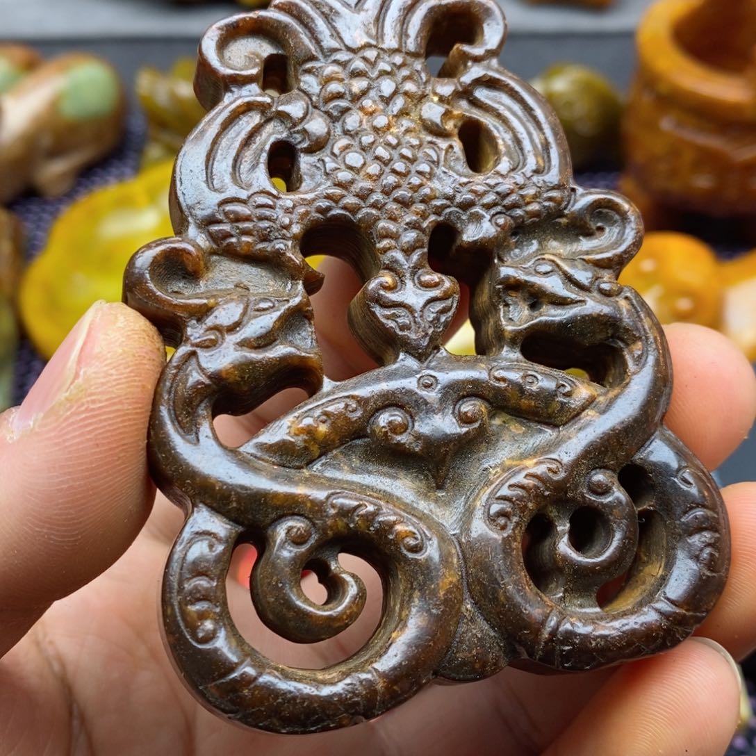 蛇纹石玉颈饰未镶嵌