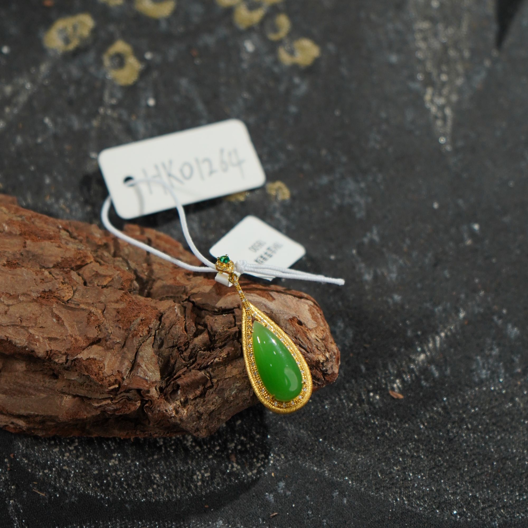 HK01264和田玉乌兰乌德碧玉水滴吊坠