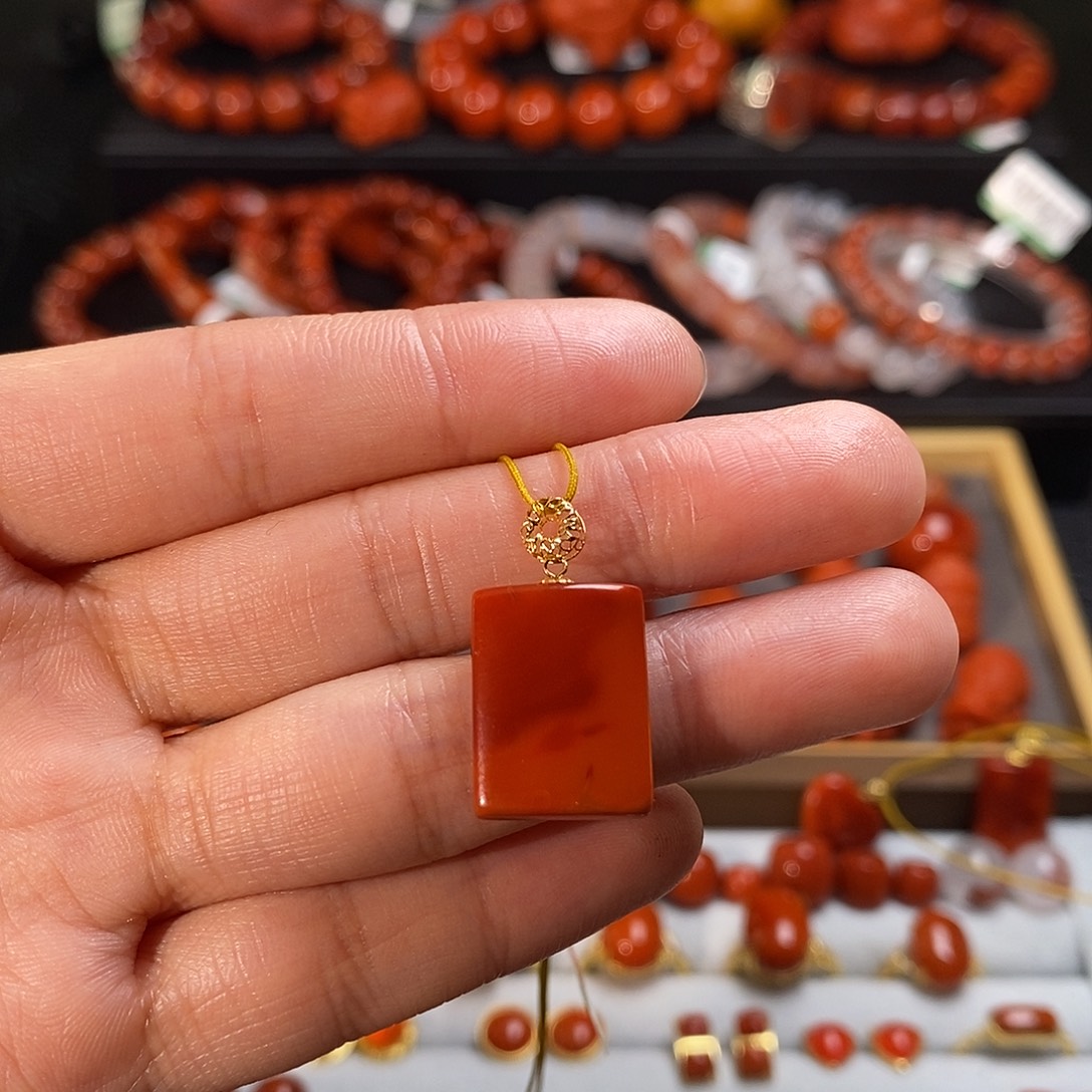 南红玛瑙18K金镶嵌四川凉山无事牌吊坠