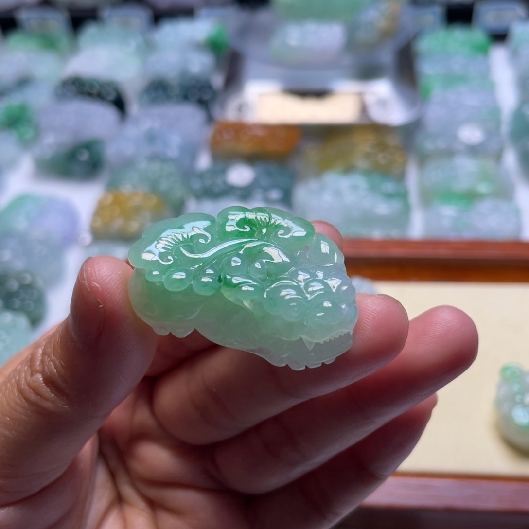 翡翠未镶嵌颈饰貔貅