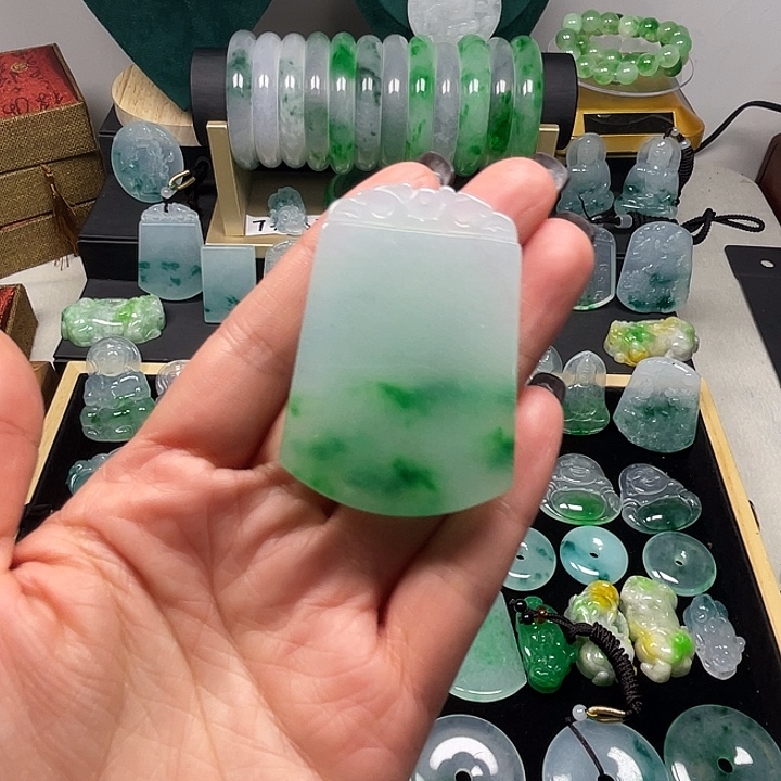 翡翠未镶嵌颈饰无事