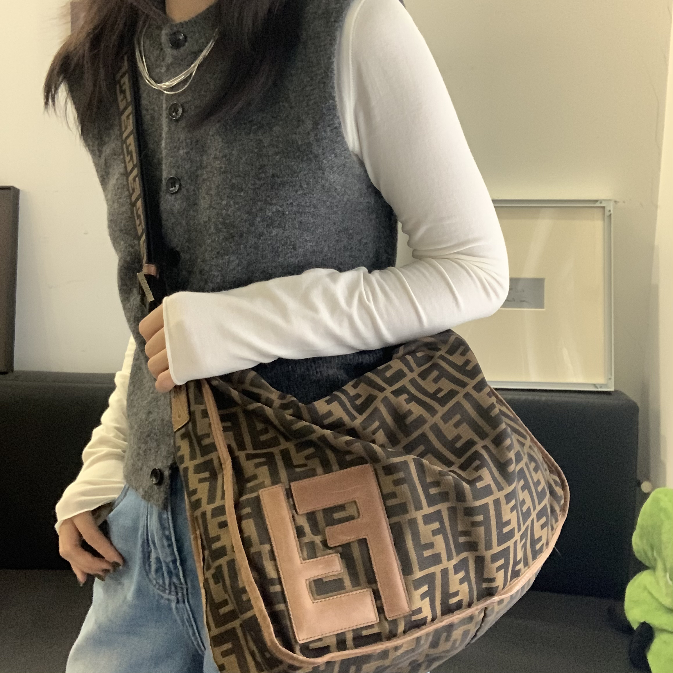 95新 FENDI/芬迪 0老花帆布机场邮差包斜挎包