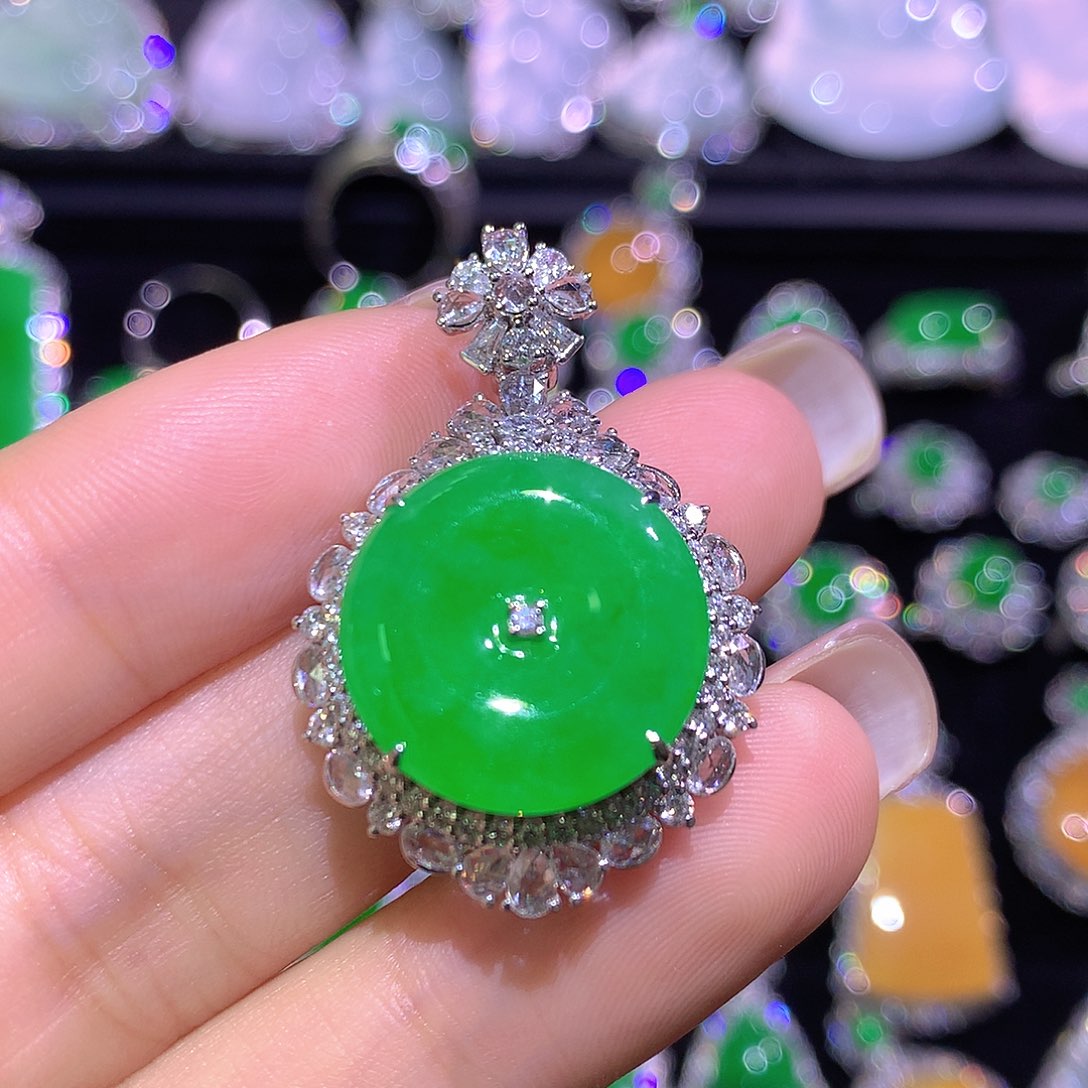 翡翠18K金镶嵌颈饰高冰满绿平安扣