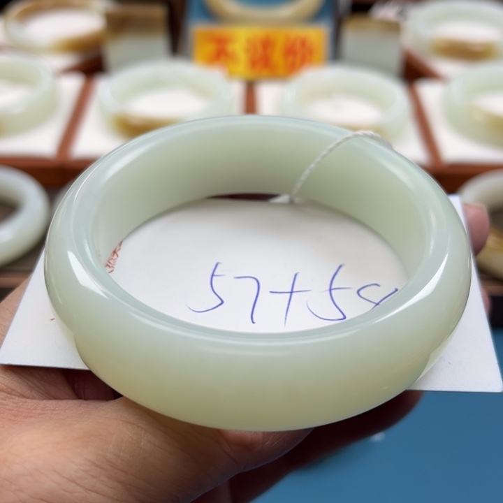 和田玉手镯未镶嵌