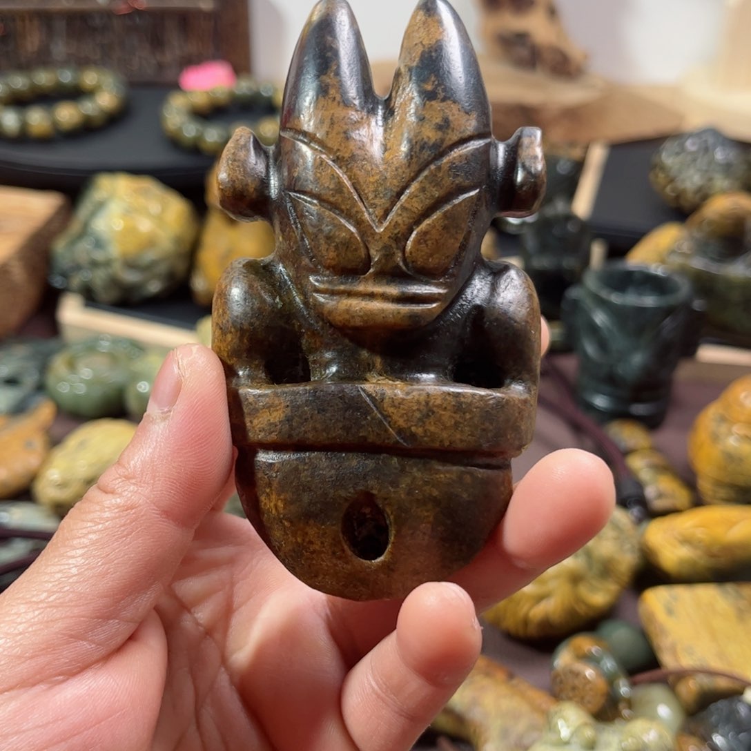 岫岩河磨玉（透闪石质玉）把件未镶嵌王*