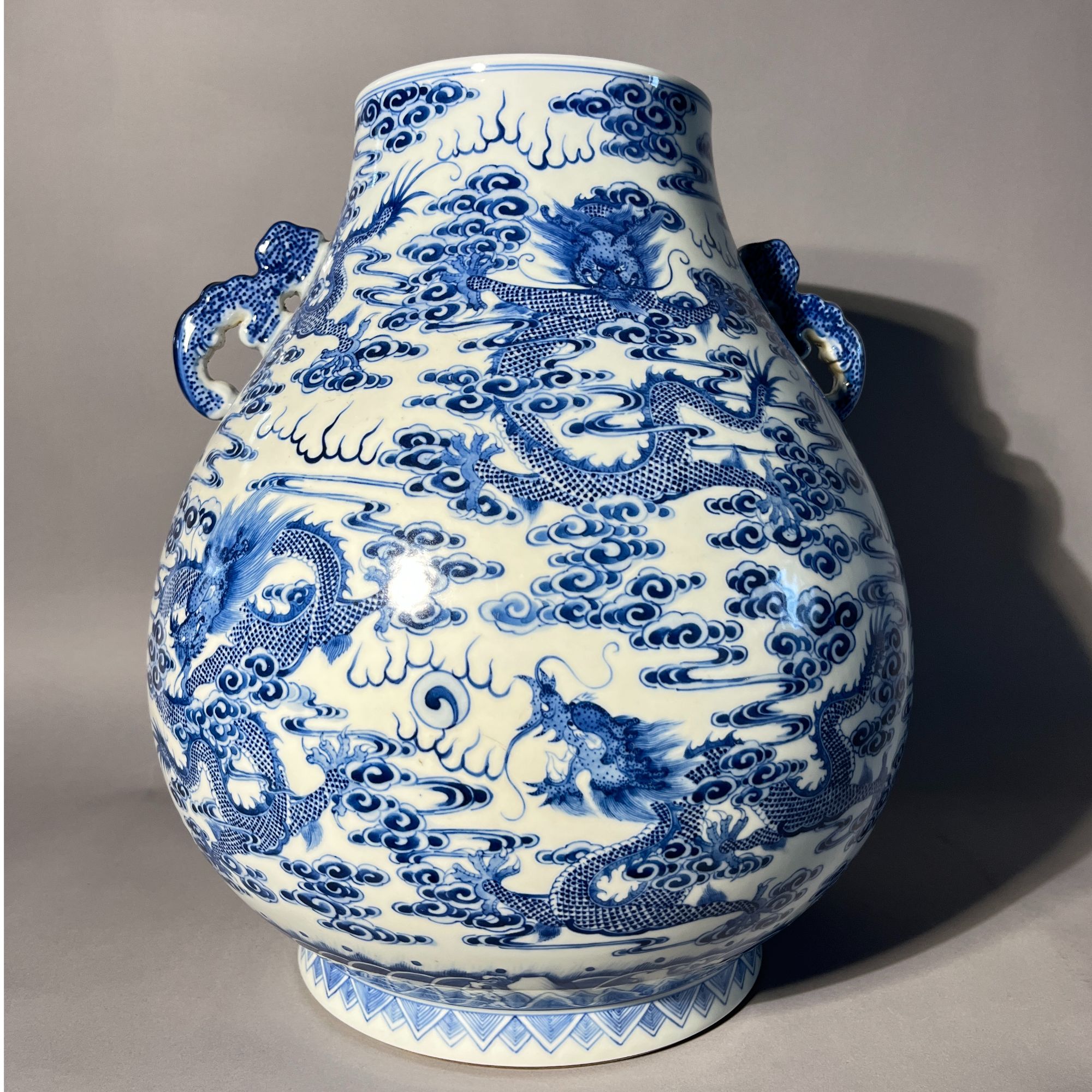 青花龙纹双耳尊 