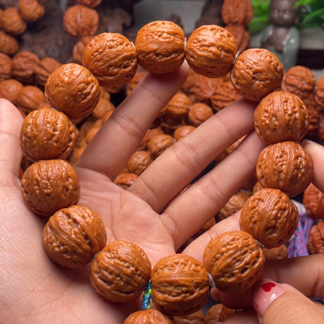 文玩核桃吊坠绣球