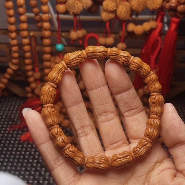 木质类龙纹桃枭挂件