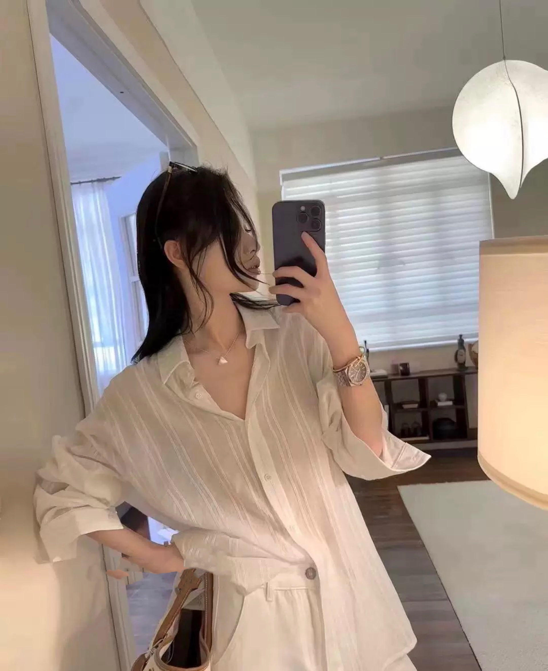 宽松薄款长袖衬衣搭配白色阔腿牛仔短裤两件套