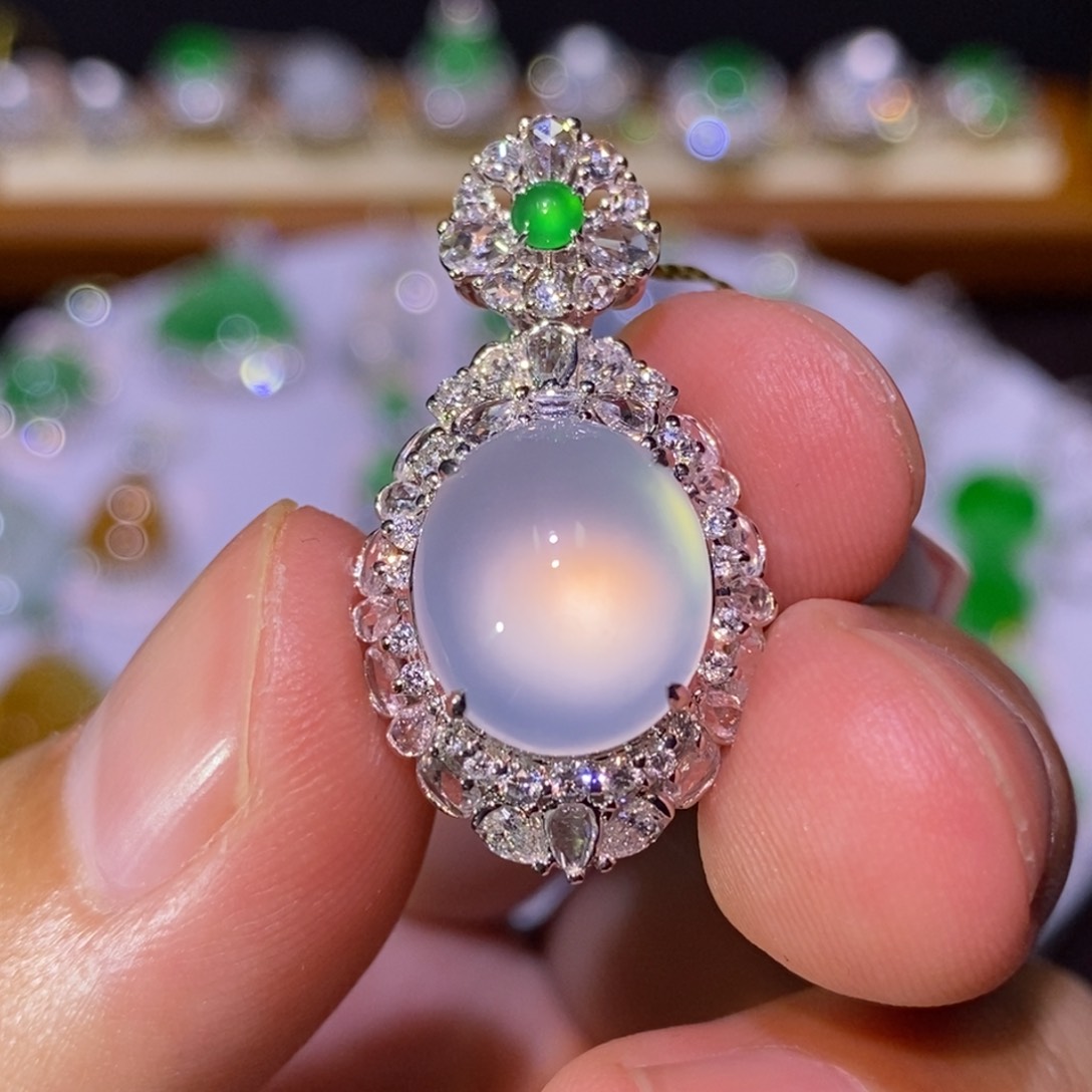 【闪购商品】颈饰18K金镶嵌翡翠