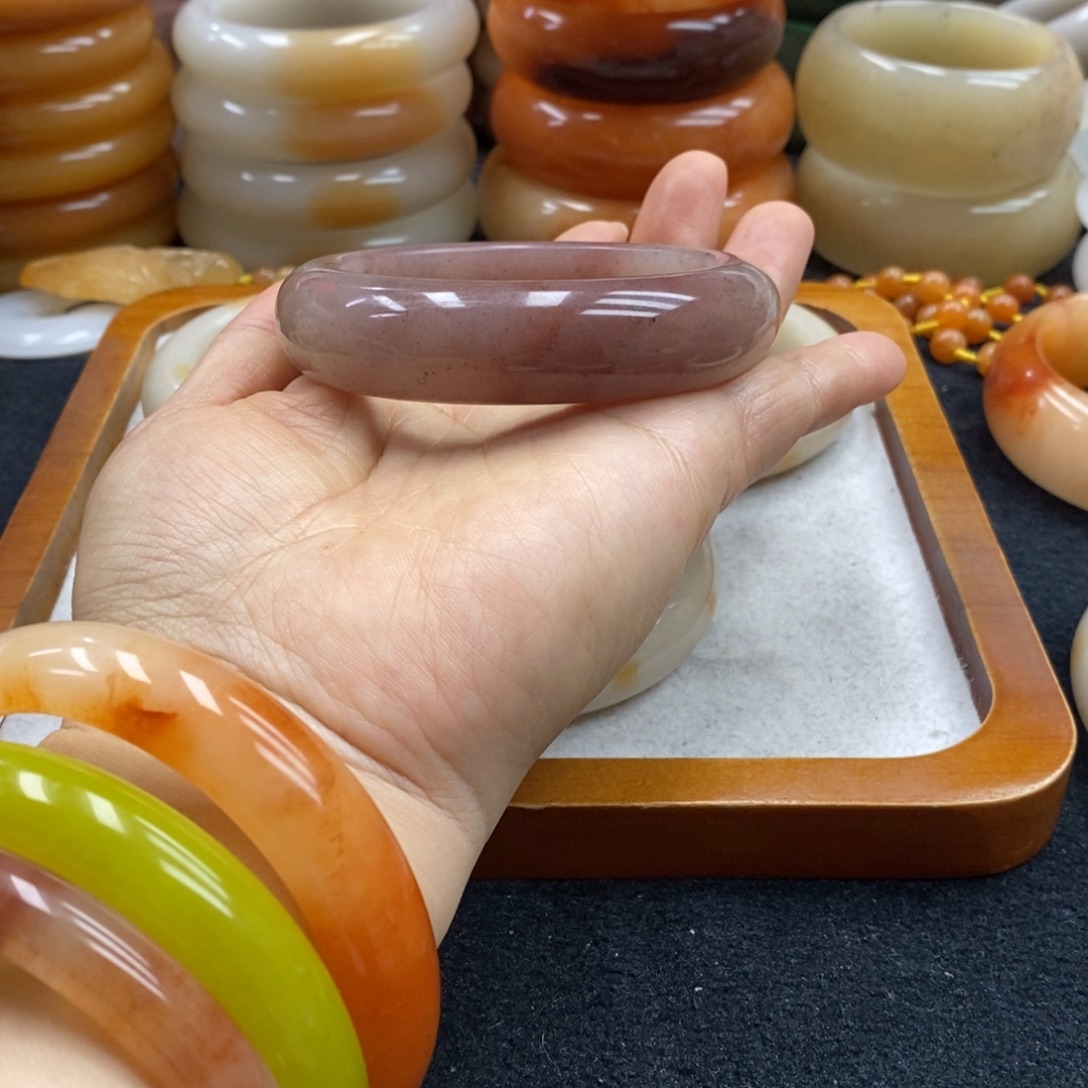 霸***人石英岩玉未镶嵌手镯（圆镯）