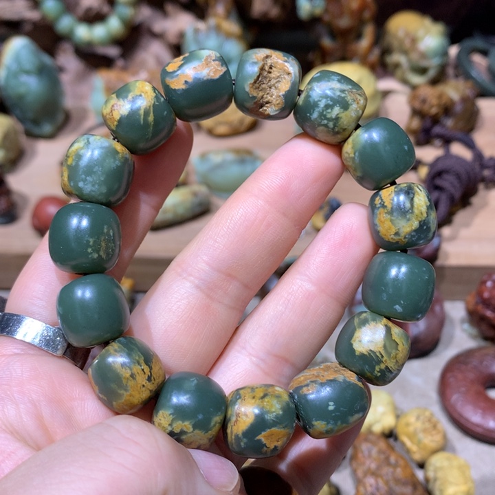 未镶嵌岫岩河磨玉（透闪石质玉）挂件三*